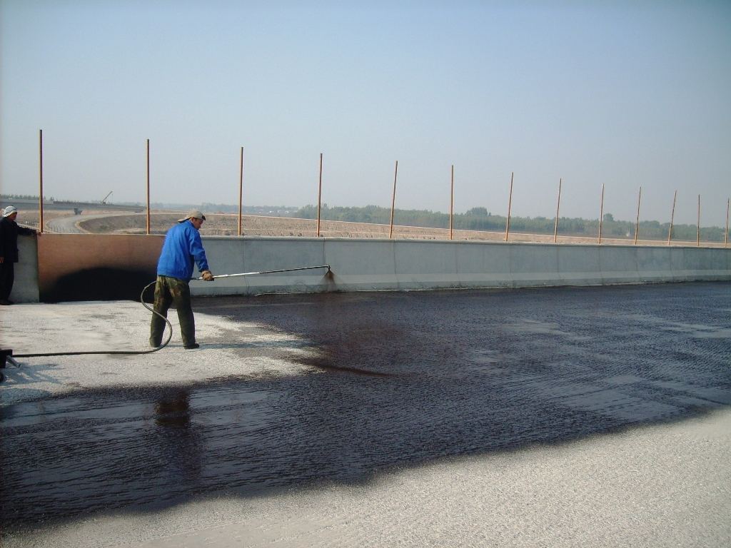混凝土桥面防水黏结层施工技术的要点.jpg 混凝土桥面防水黏结层施工技术的要点.jpg